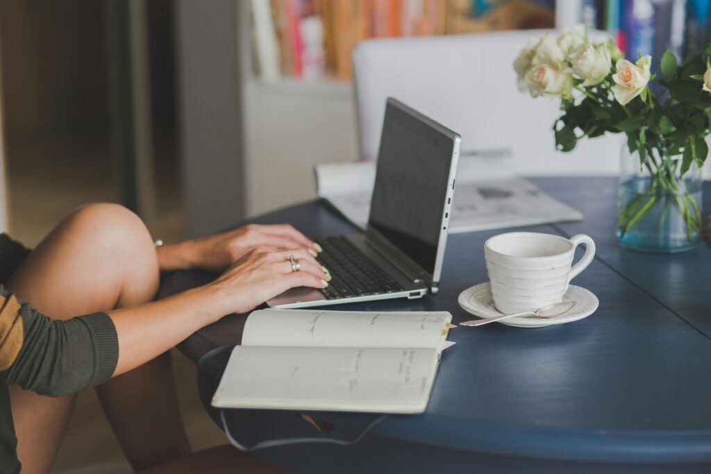 Junge Frau nutzt ihrem Laptop zu Hause im Homeoffice