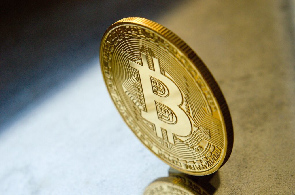 Bitcoin Münze in Gold als Beispiel für Krypto investition Bitcoin Münze in Gold als Beispiel für Krypto investition